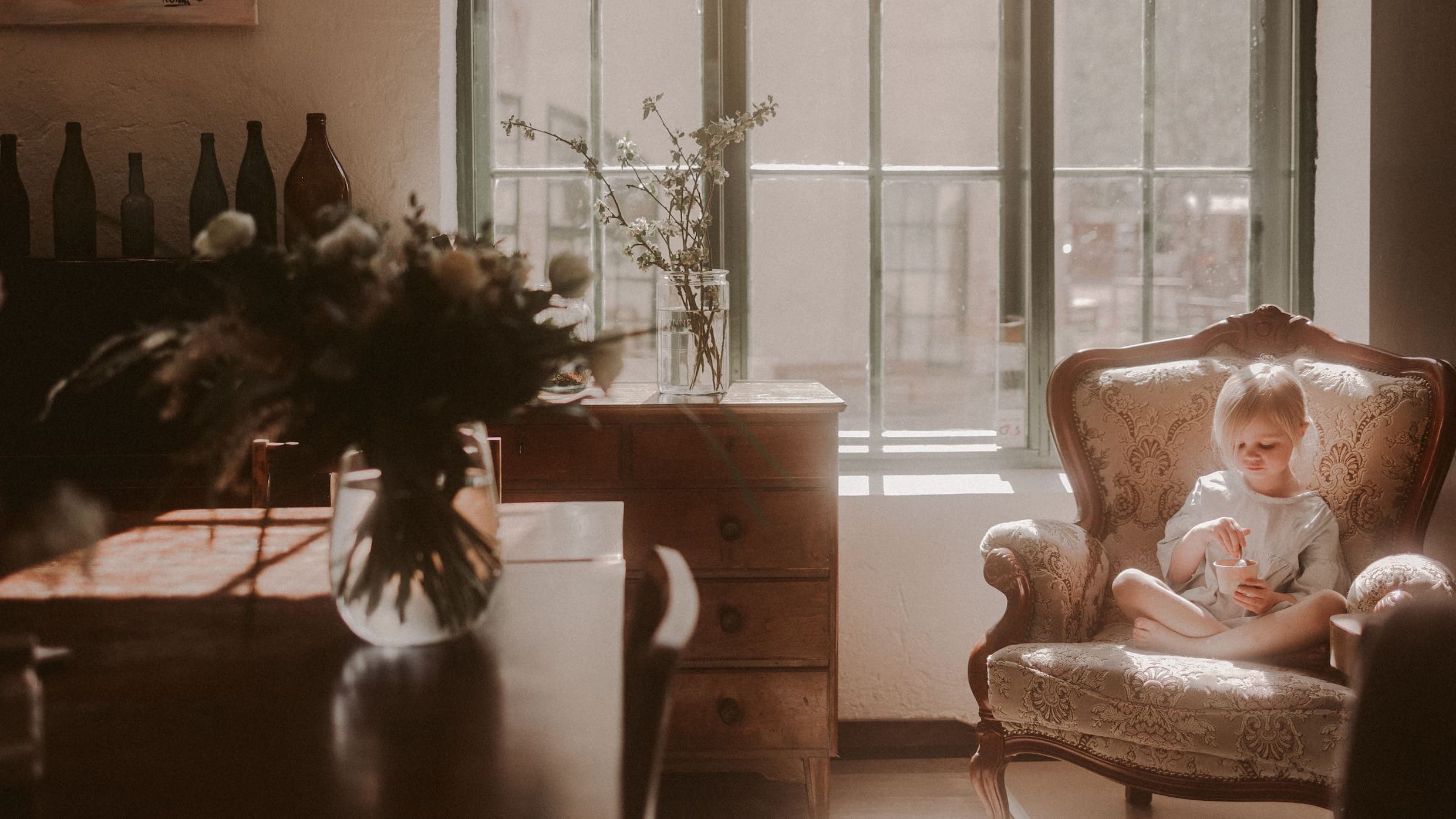 Lapsi istuu isolla nojatuolilla.