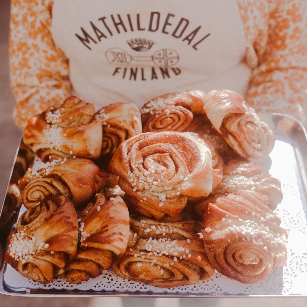 Café Mathildedalin tuoreet korvapuustit tarjottimella.