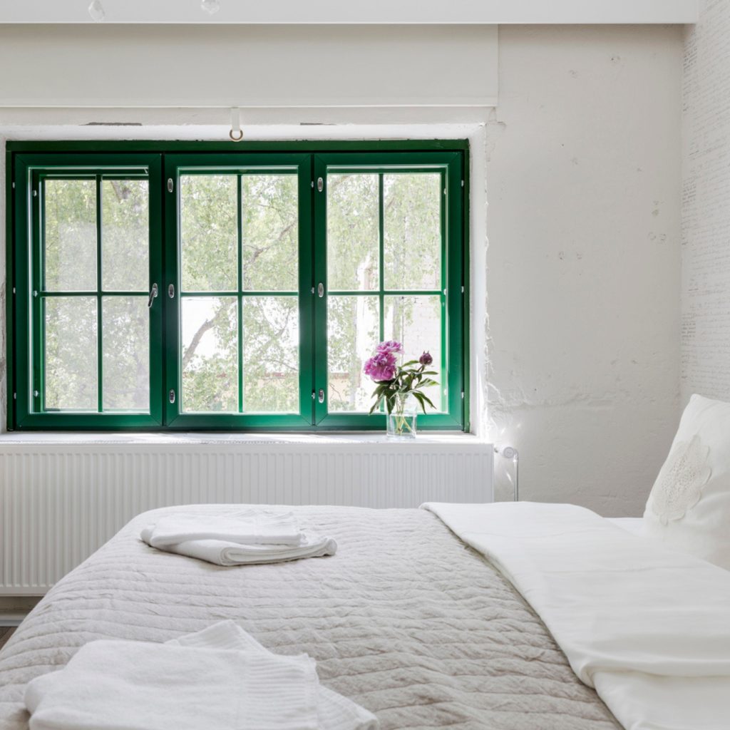 Hotel Mathildedal on hotelli Salossa, joka on rakennettu historialliseen karkaisimorakennukseen, jossa kauniin vihreät ikkunat.