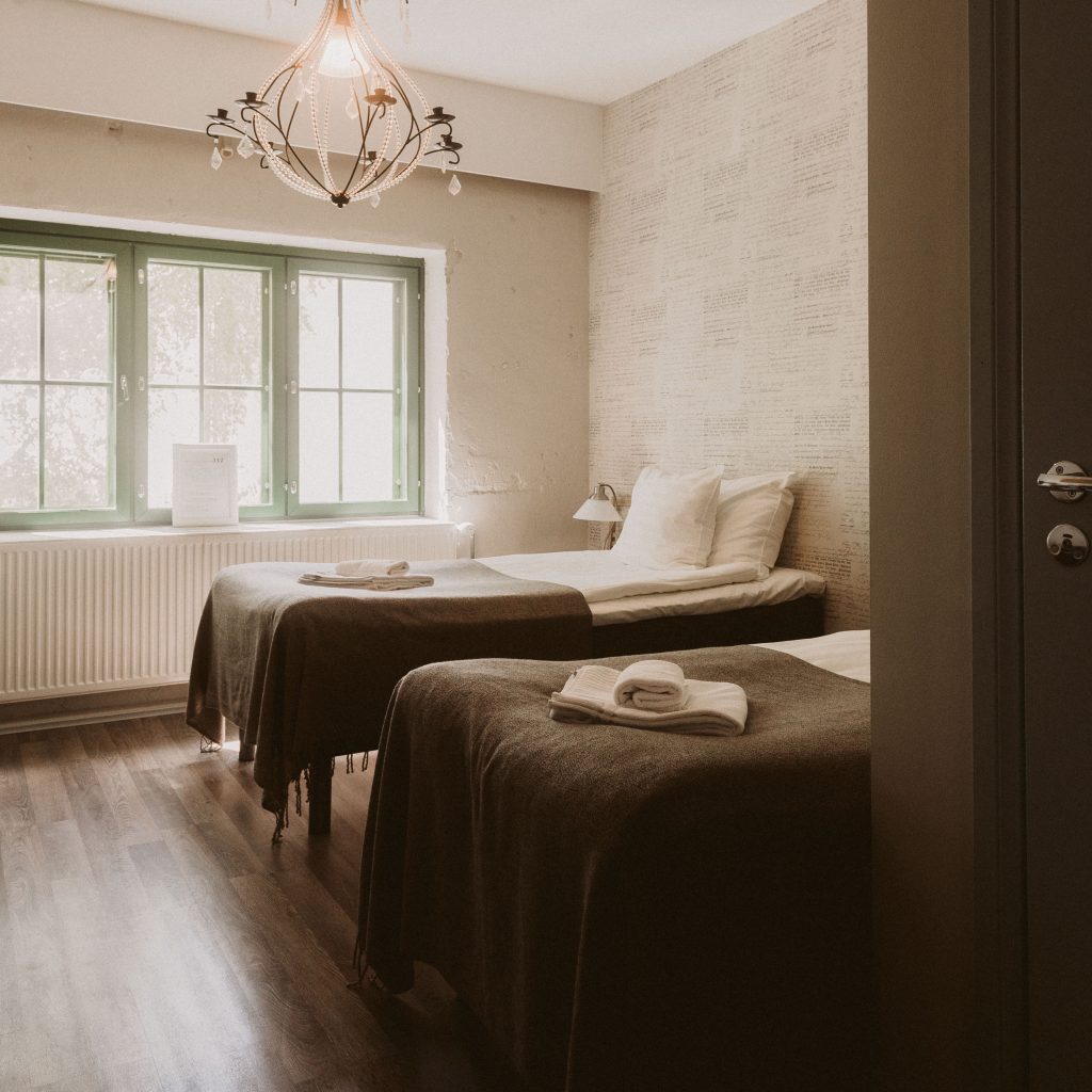 Hotel Mathildedalin Comfort huone, jossa kaksi yhden hengen sänkyä.