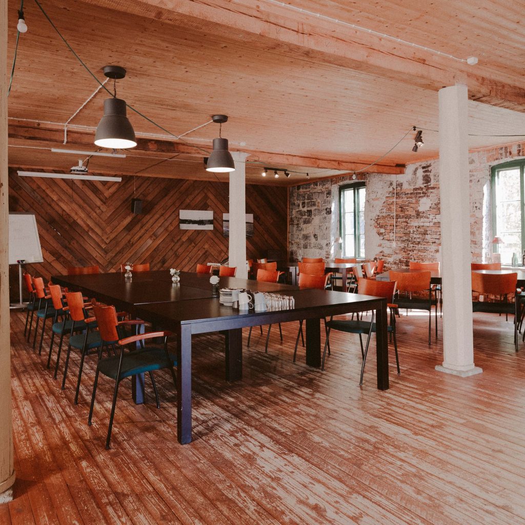 Kokoustila Kankirautavarasto sisäpuolelta. Kuvassa näkyy pöytiä ja tuoleja aseteltuna tilaan kokousta varten.