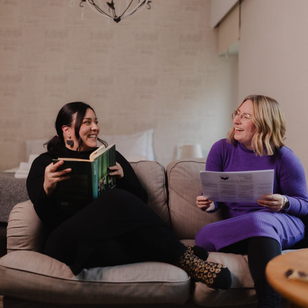 Naiset nauttimassa hotelli Mathildedalin huoneista.