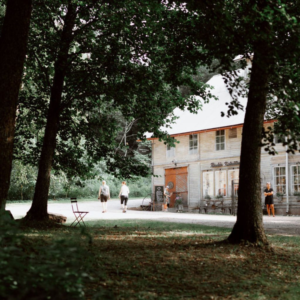 Vehreä Mathildedalin ruukkialue. Oikeassa laidassa harmaa puinen puusepänverstas 1920-luvulta.