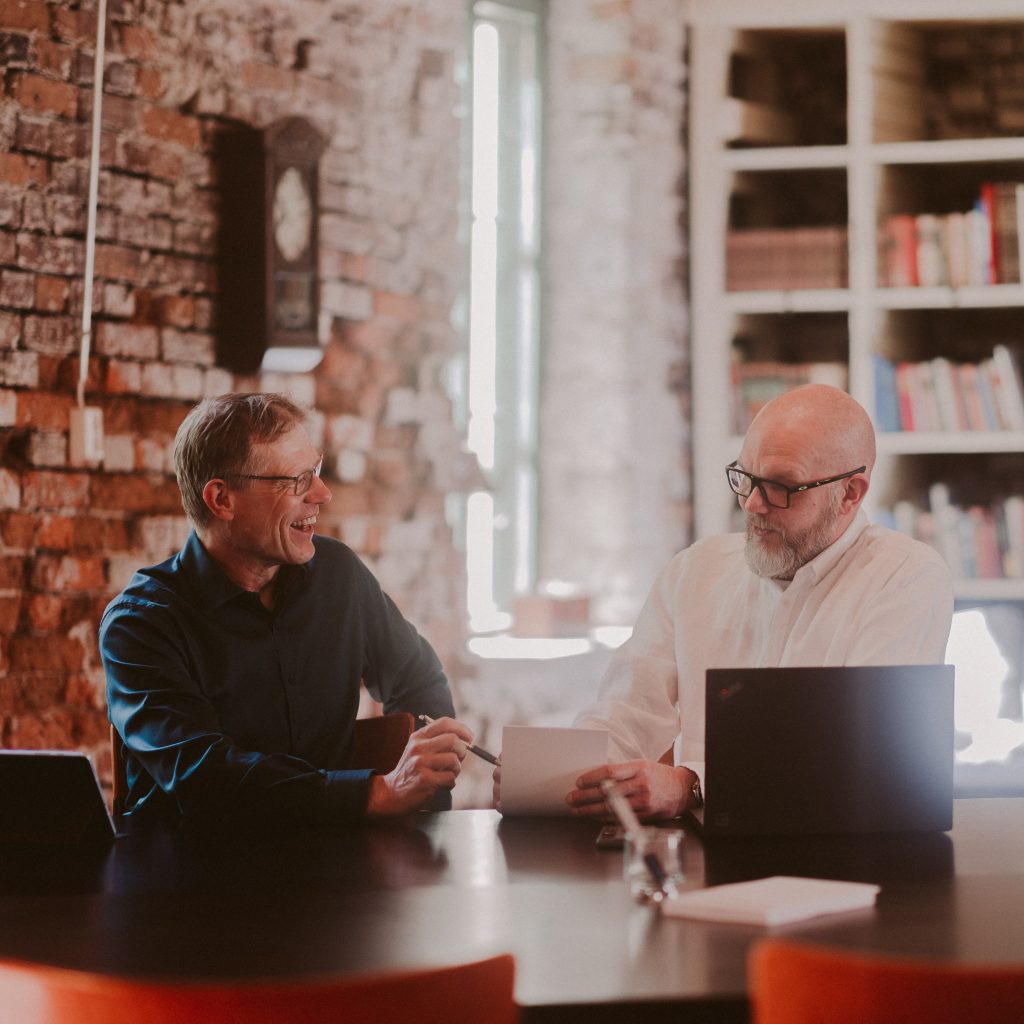 Kaksi miestä pitämässä kokousta Mathildedalin kokoustila Kankirautavarastossa.