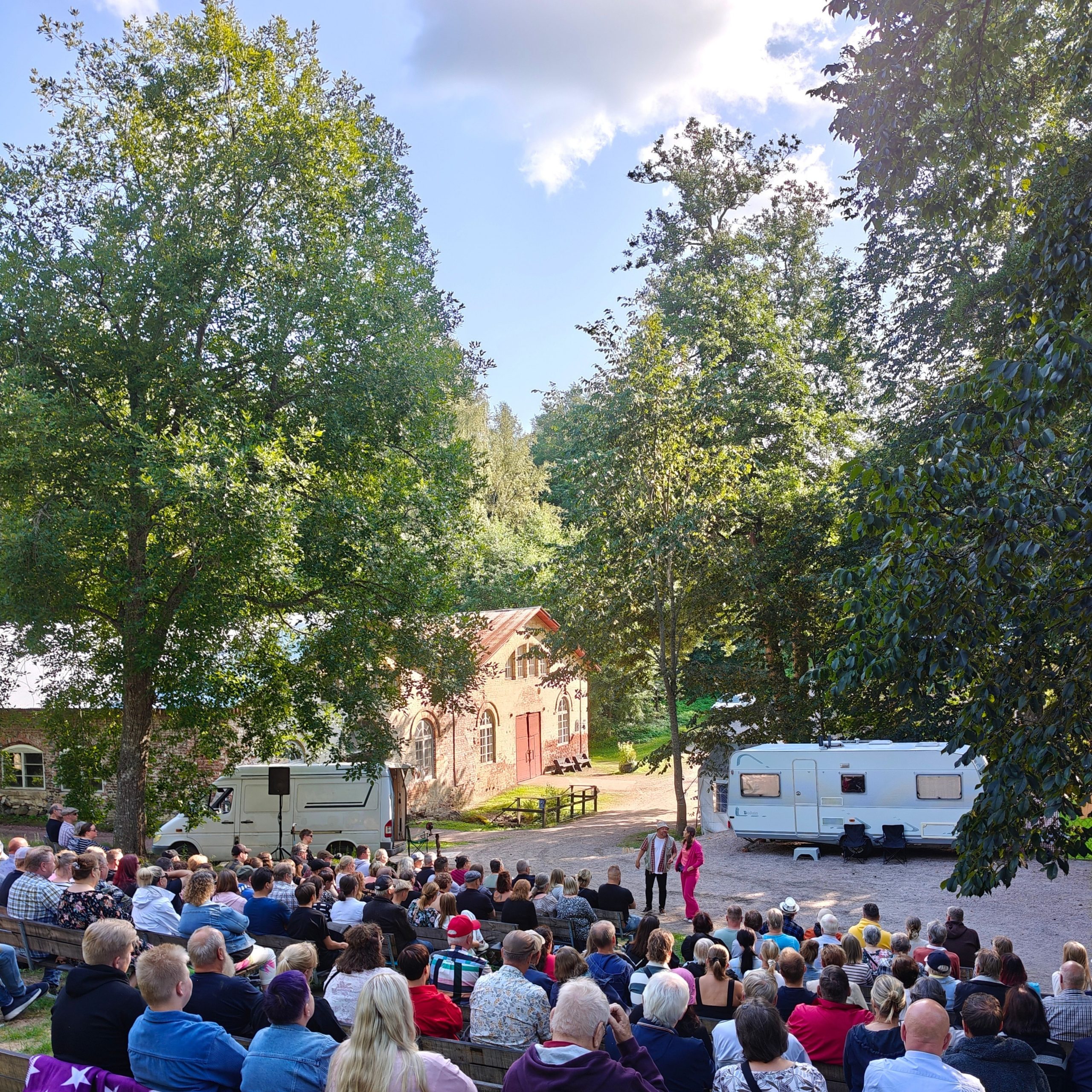 Kesäteatteri Mathildedalin Ruukkitehtailla. Kuvan esitys kesältä 2025.